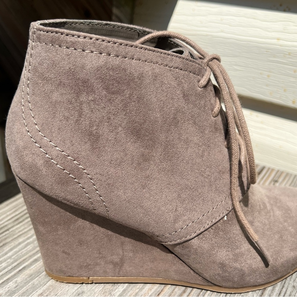 Arizona Wedge Heel Booties, Taupe, size 7M - Picture 15 of 16